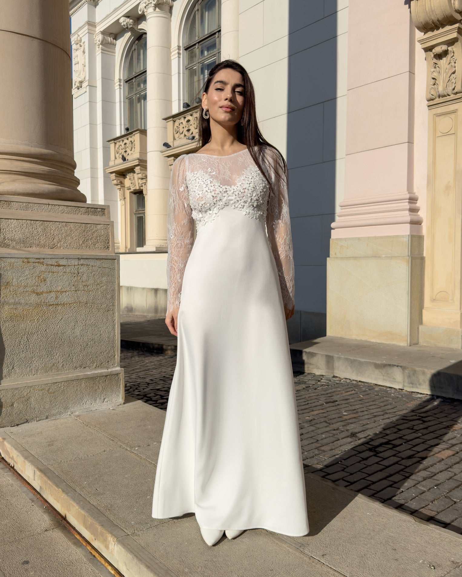 Elegant wedding dress with lace sleeves