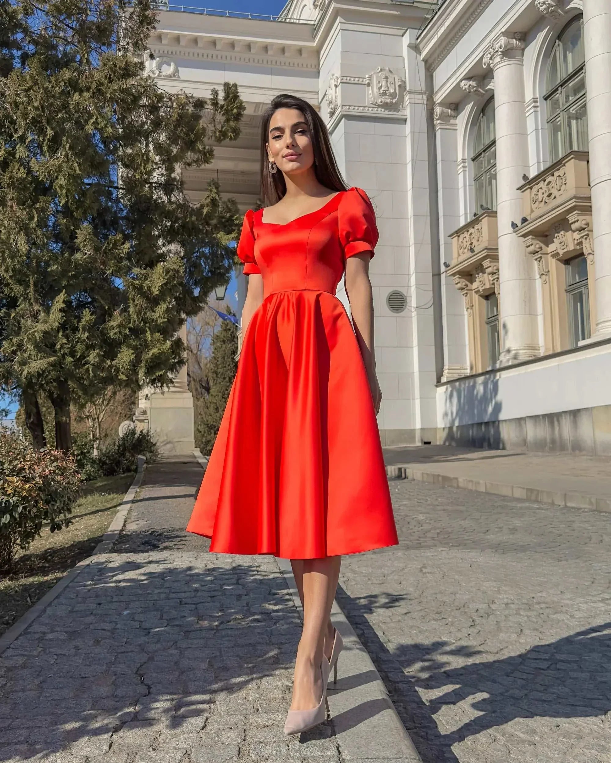 Rochie elegantă roșie din satin, croială A-line, pentru evenimente speciale
