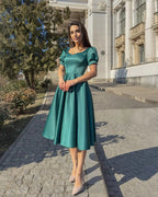 Rochie elegantă verde A-line din satin, ideală pentru evenimente speciale, cu croială rafinată și decolteu feminin