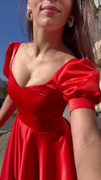 Elegant occasion dress with a refined design