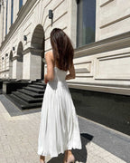 Rochie alba elegantă cu slit și bretele, cu centură, lungime midi, 113 cm.