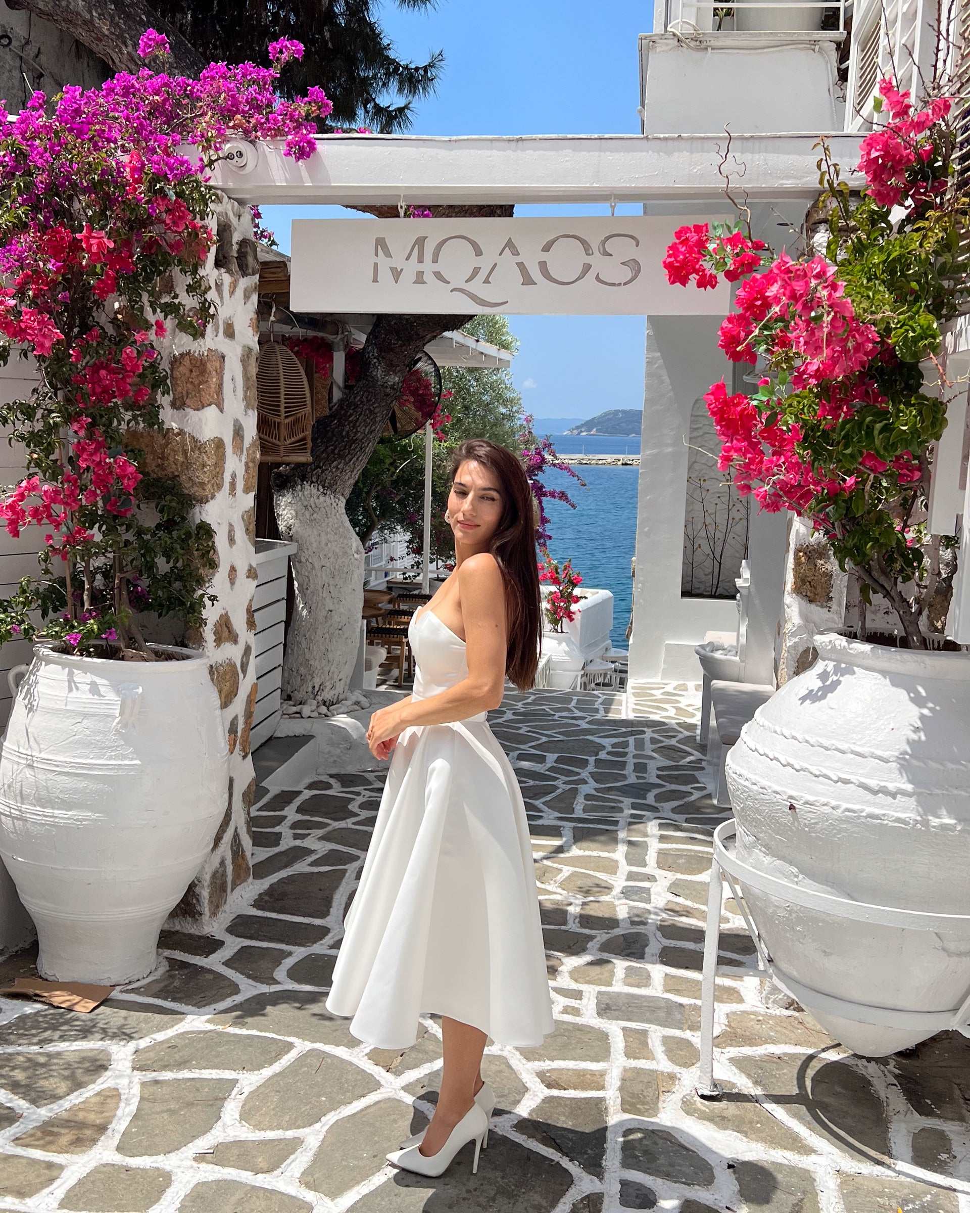 Fabulous short white dress with corset and neckline