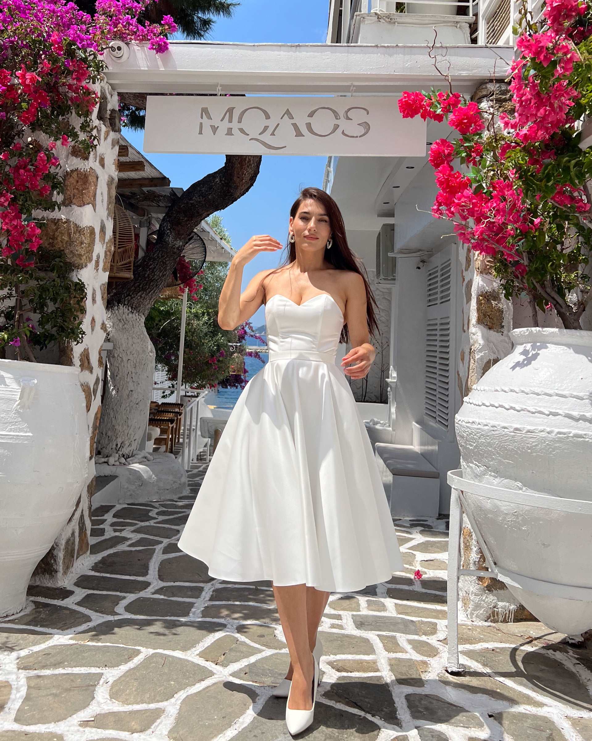 Beautiful white midi dress with adjustable corset and refined neckline – LARIETTE