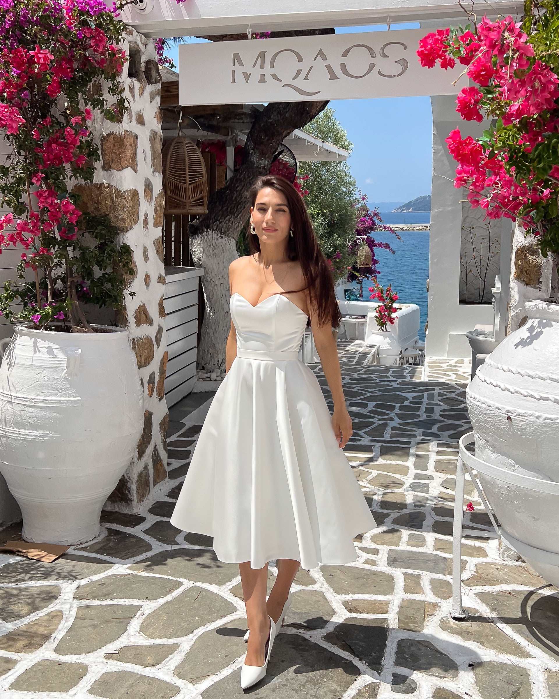 Fabulous short white dress with corset and neckline