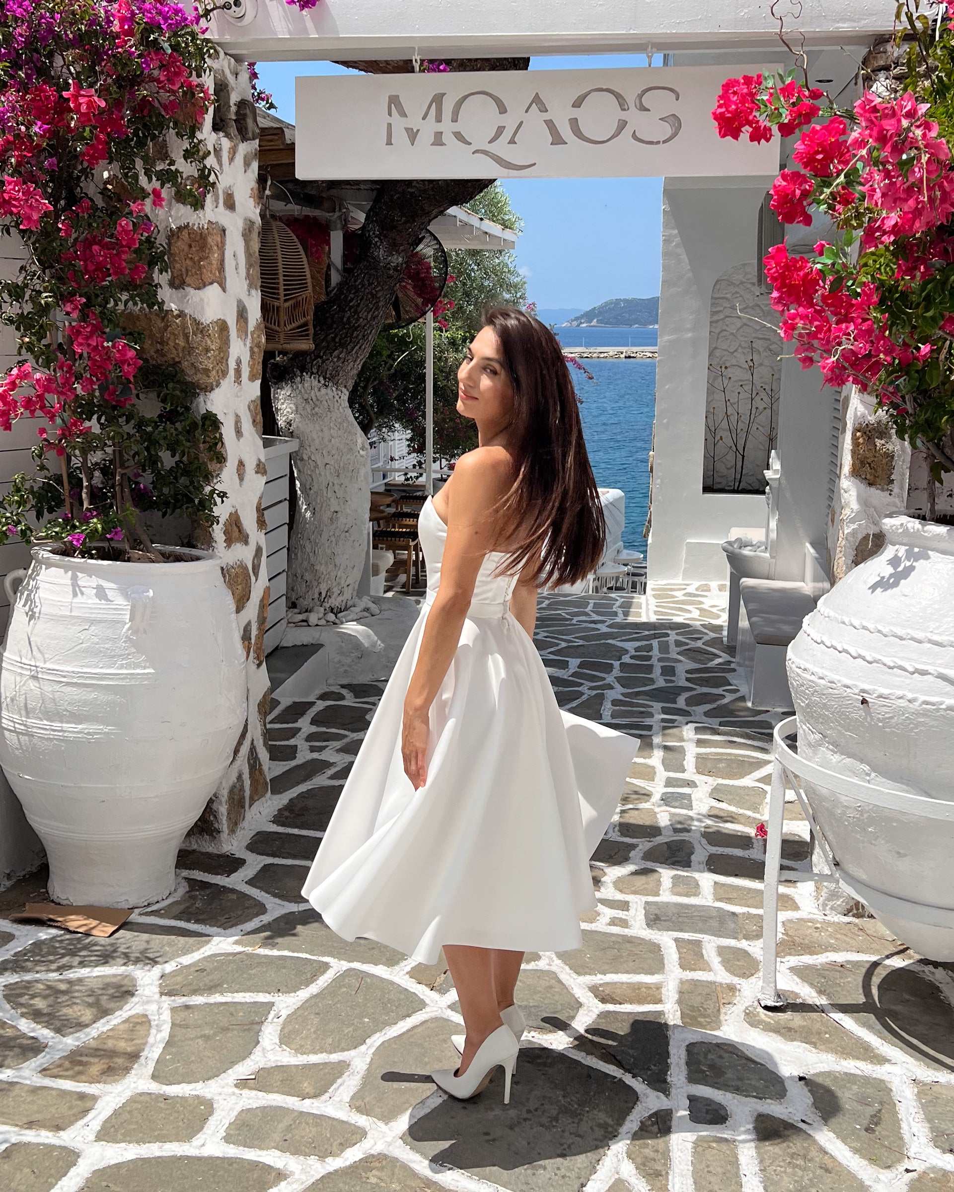 Fabulous short white dress with corset and neckline