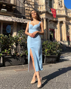 Rochie eleganta albastra cu decolteu și slit dublu, ideală pentru evenimente speciale.