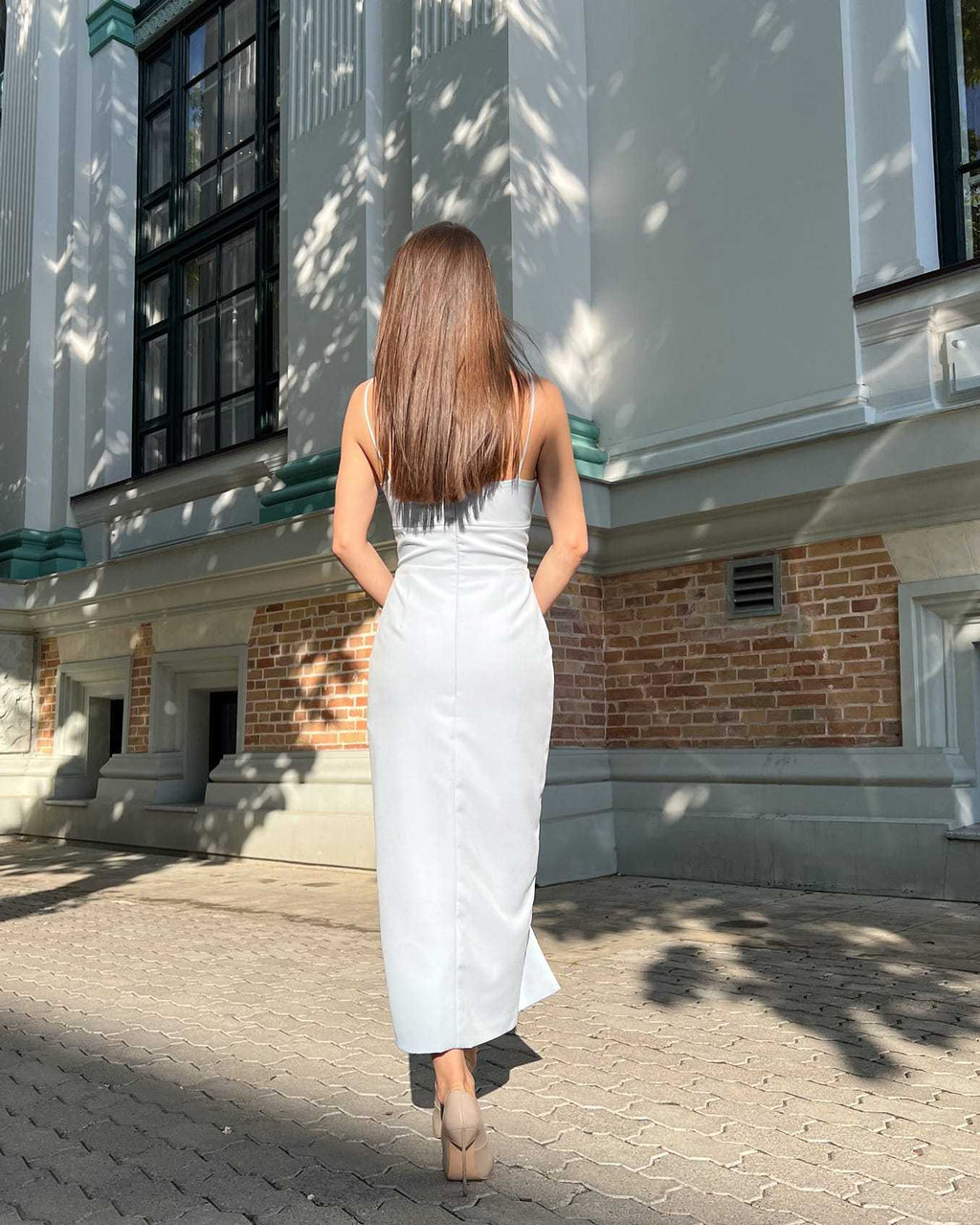 Rochie albastra cocktail elegantă cu slit, din crep elastic, lungime 103 cm, croială pe corp, căptușită, decupaj central.