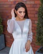 Rochie de mireasa A-line lungă cu decolteu în V și mâneci lungi din plasă.