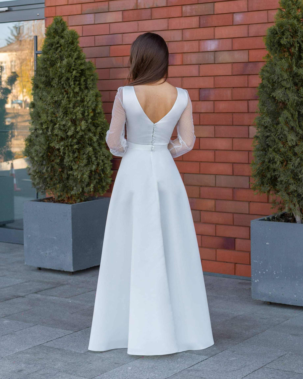 Rochie de mireasa A-line lungă din satin, decolteu în V și mâneci lungi din plasă.