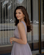 Rochie de ocazie gri midi din satin regal și tull, cu decolteu transparent și șiret la spate.