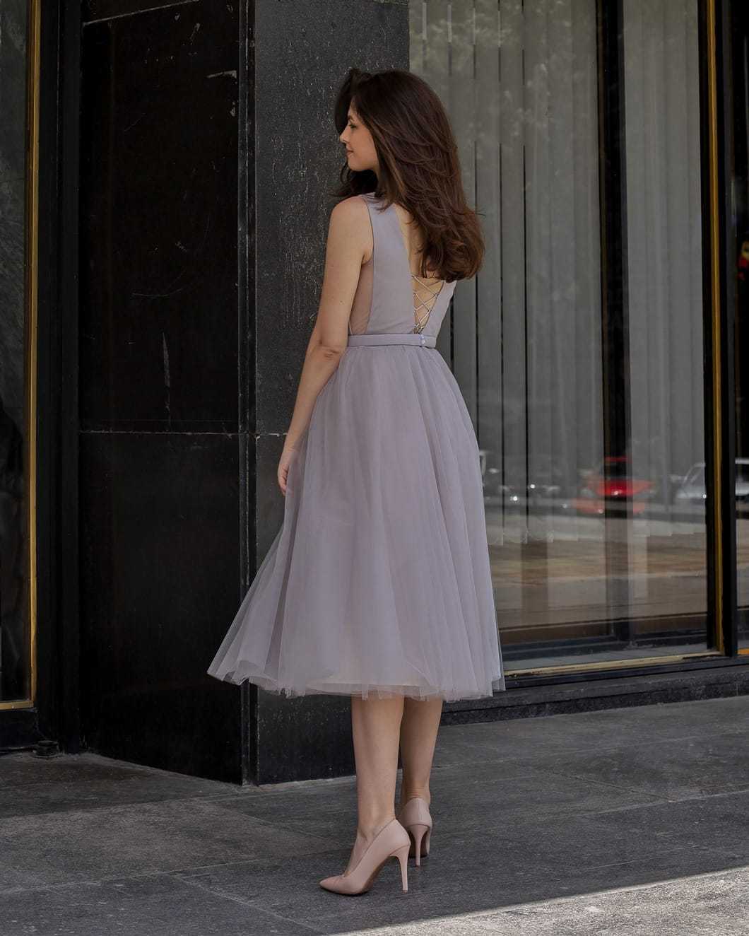 Rochie de ocazie gri, midi, decolteu și șiret la spate, din satin și tull.