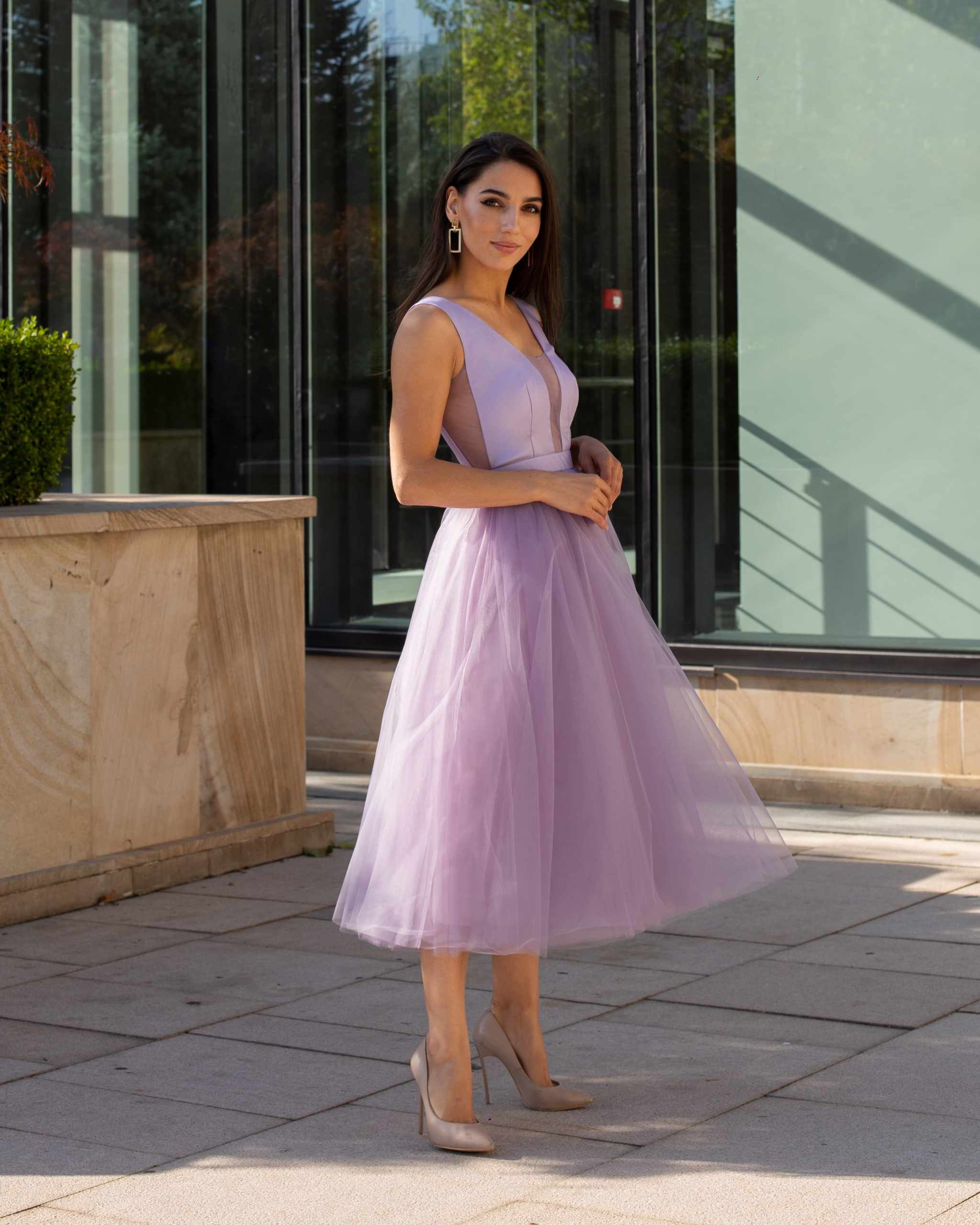 Rochie de ocazie mov midi cu decolteu și șiret la spate, fustă din tull, fără mâneci.