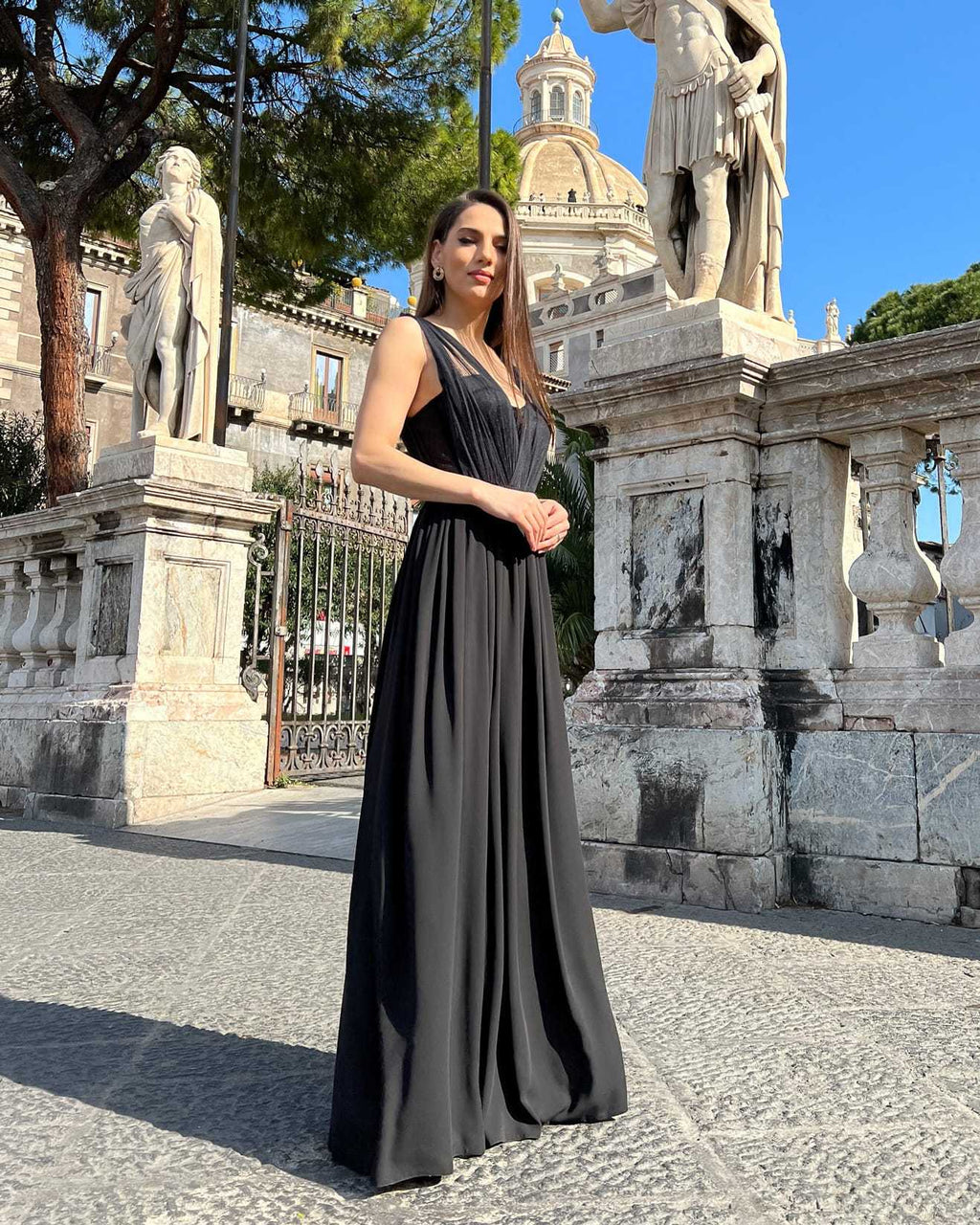 Rochie nunta neagră cu slit senzual și corset din dantelă.