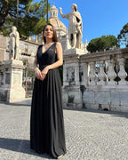 Rochie nunta de ocazie neagră cu slit, corset din dantelă fină, perfectă pentru evenimente formale.