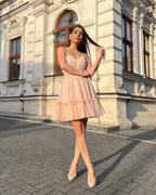 Rochie eleganta de ocazie roz deschis scurtă cu corset și fustă evazată.