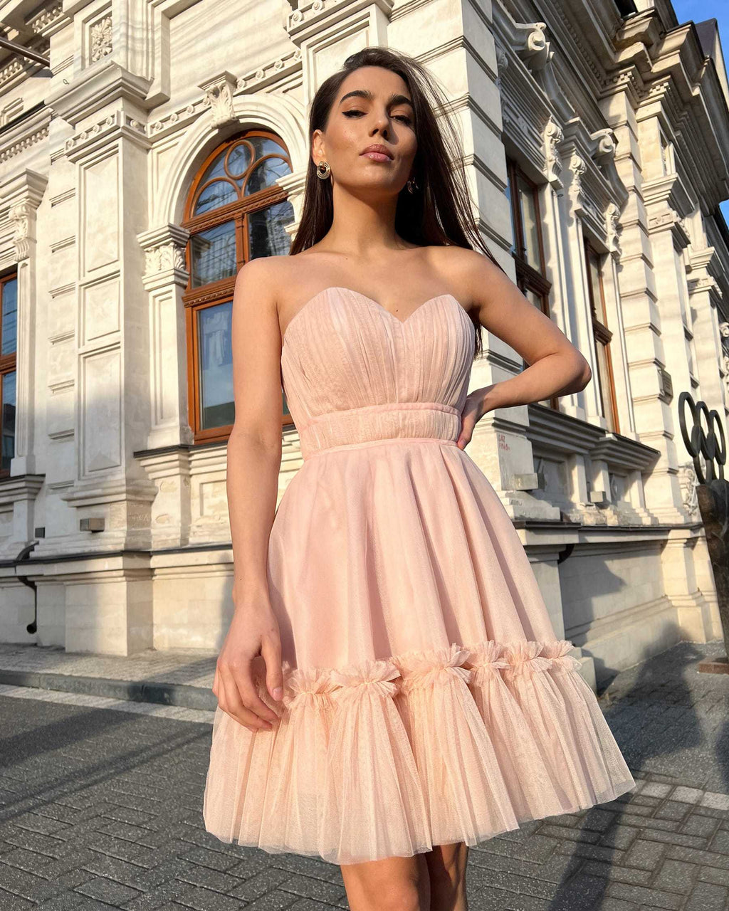 Rochie eleganta de ocazie roz deschis, scurtă, cu corset și fustă evazată.