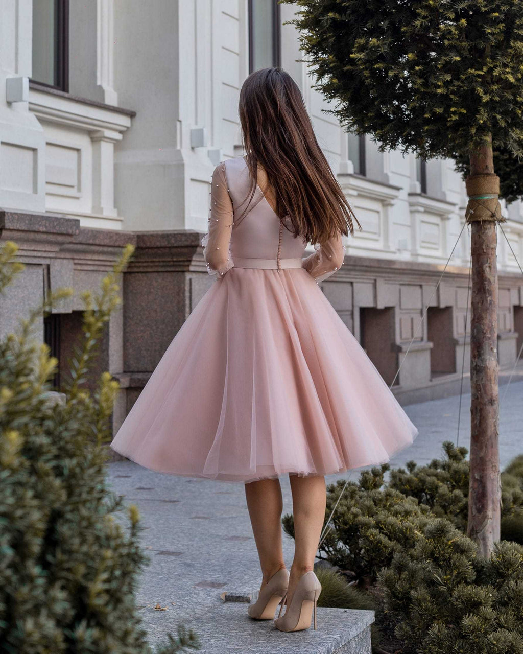 Rochie eleganta de ocazie scurta A-line din satin regal si tull, cu maneci lungi din plasa decorate cu perle, cordon detasabil, ideala pentru evenimente speciale.