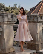 Rochie elegantă de ocazie strălucitoare, midi, cu mâneci lungi din tull și cordon detașabil.