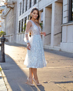 Rochie eleganta de seară cu decolteu transparent, paiete strălucitoare, mâneci din tull, design sofisticat.