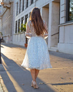 Rochie eleganta de seară cu decolteu transparent și fustă paietată.