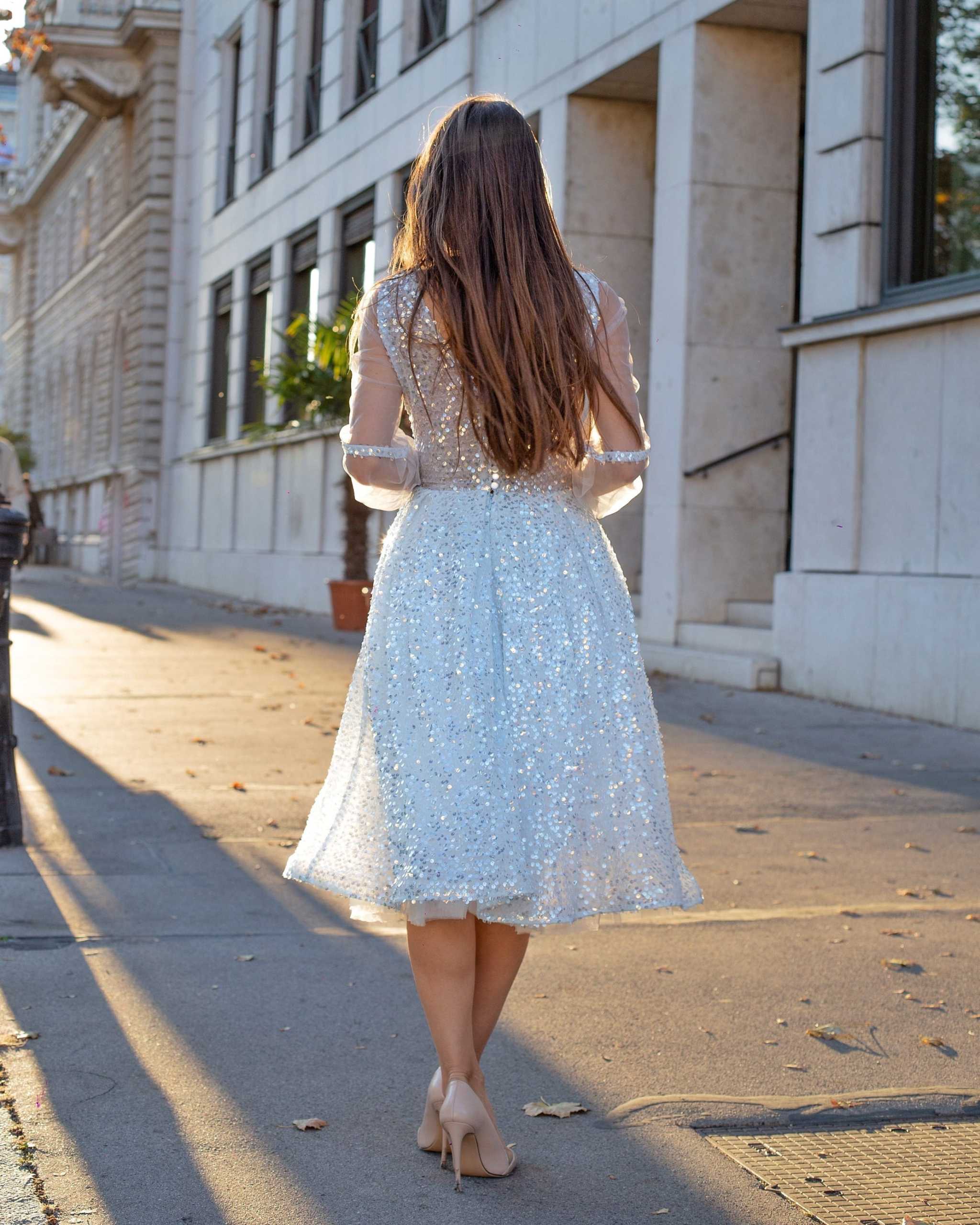 Rochie eleganta de seară cu decolteu transparent și fustă paietată.