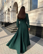 Rochie elegantă de seară lungă din voal verde, cu mâneci lungi și design sofisticat.