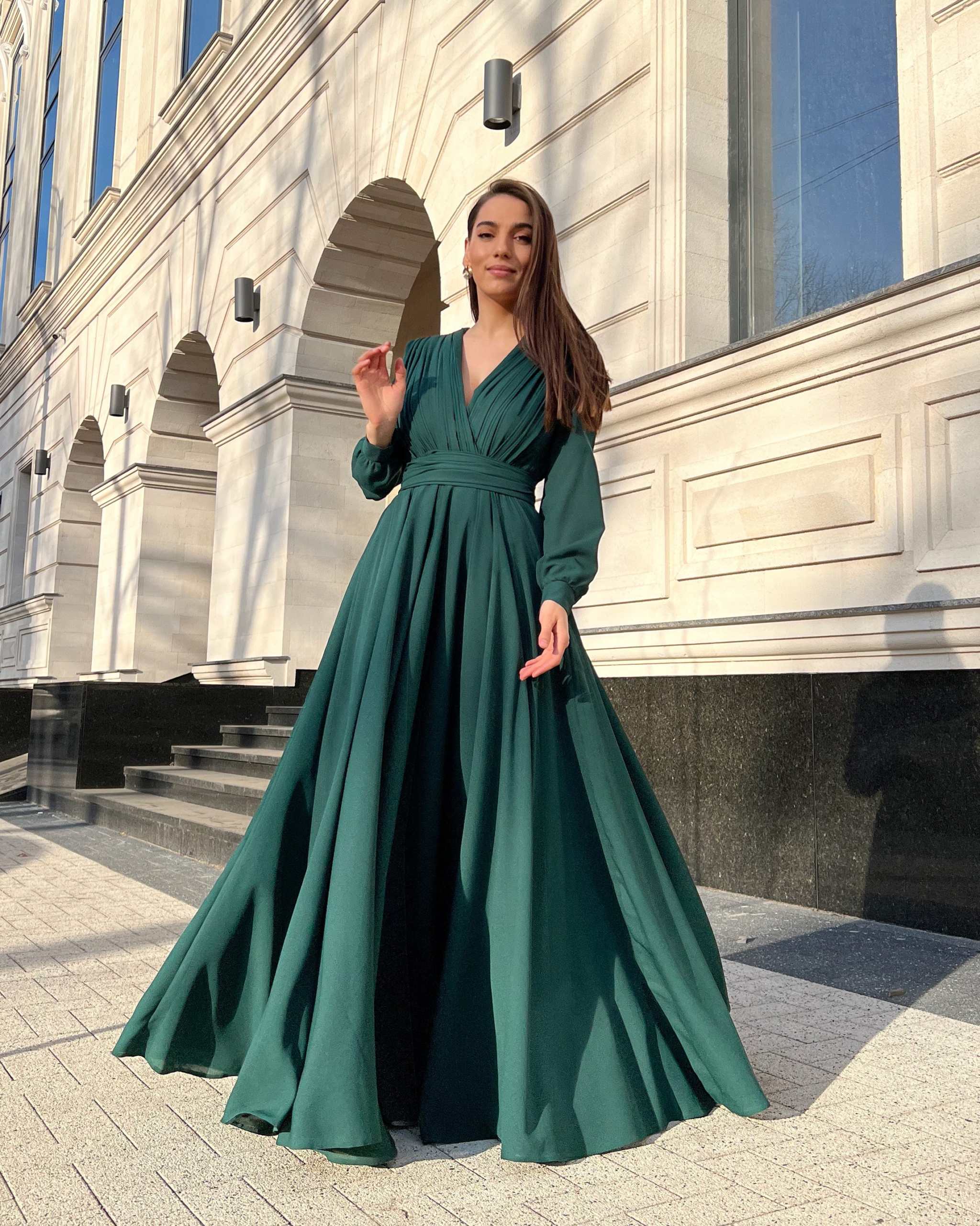 Rochie elegantă de seară lungă din voal verde cu decolteu în V și mâneci lungi, sofisticată și feminină pentru ocazii speciale.