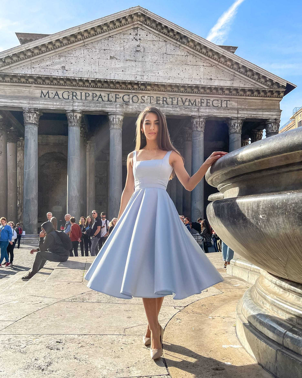 Rochie eleganta midi bleu cu șliț și decolteu, din satin regal, stil A-line, fără mâneci, cu cordon detașabil.