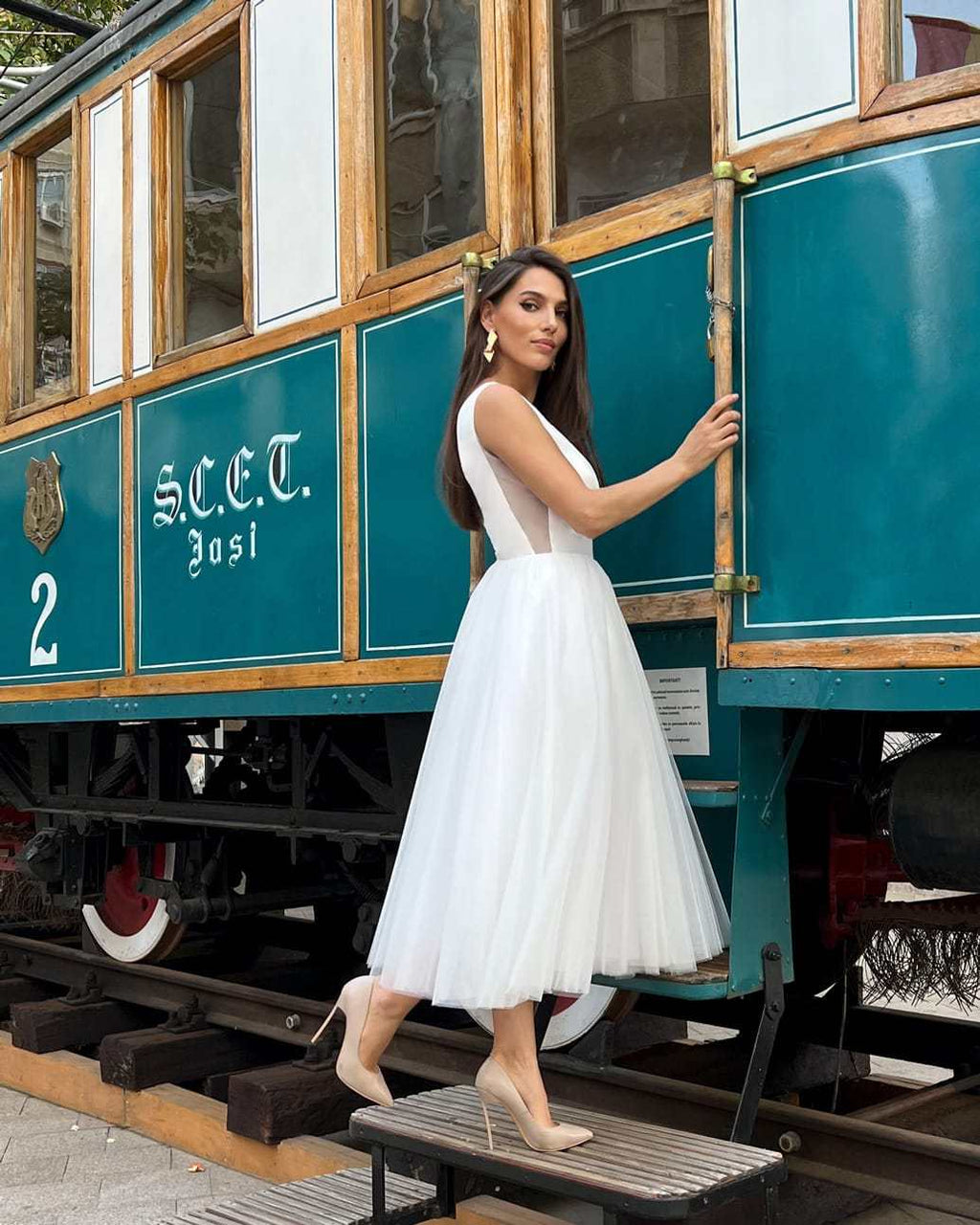 Rochie midi eleganta din tull, fără mâneci, cu decolteu V și șiret ajustabil, perfectă pentru cununie civilă.