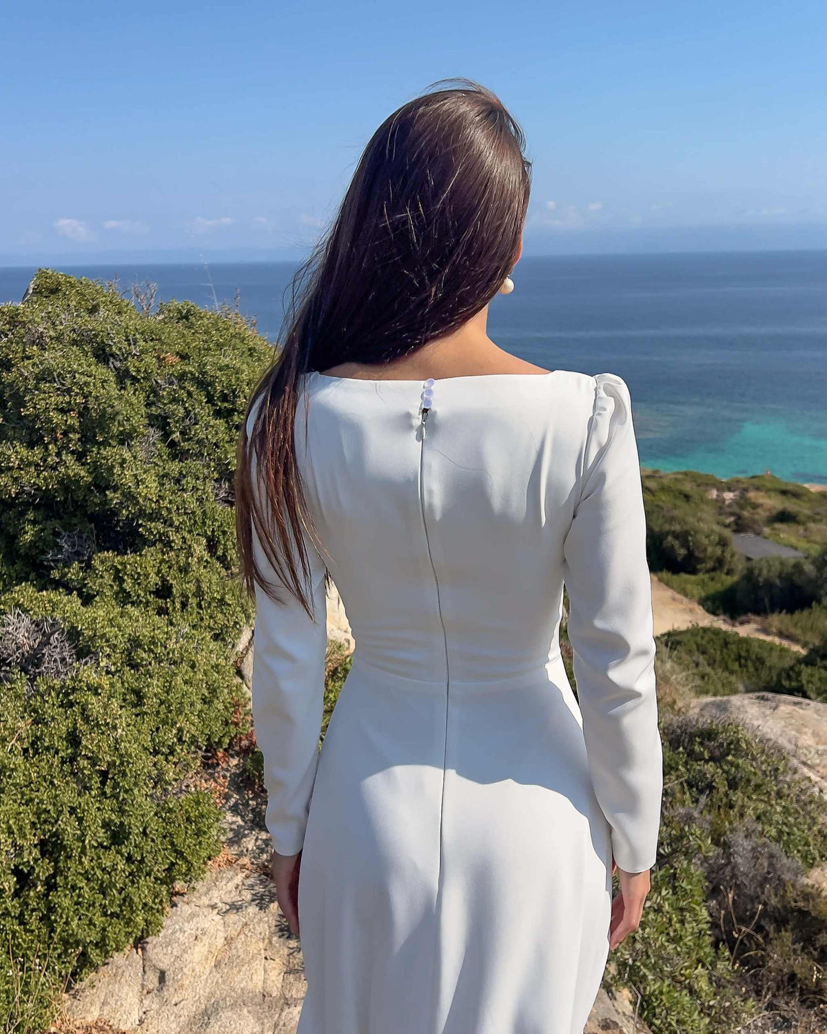 Rochie de mireasă minimalistă cu mâneci lungi, decolteu pătrat și slit – VIVIENNE