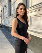 Rochie neagra eleganta de cocktail, fara maneci, cu slit pe piciorul stang.