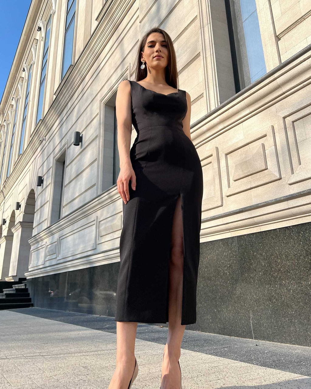 Rochie neagra cocktail fără mâneci cu slit elegant.