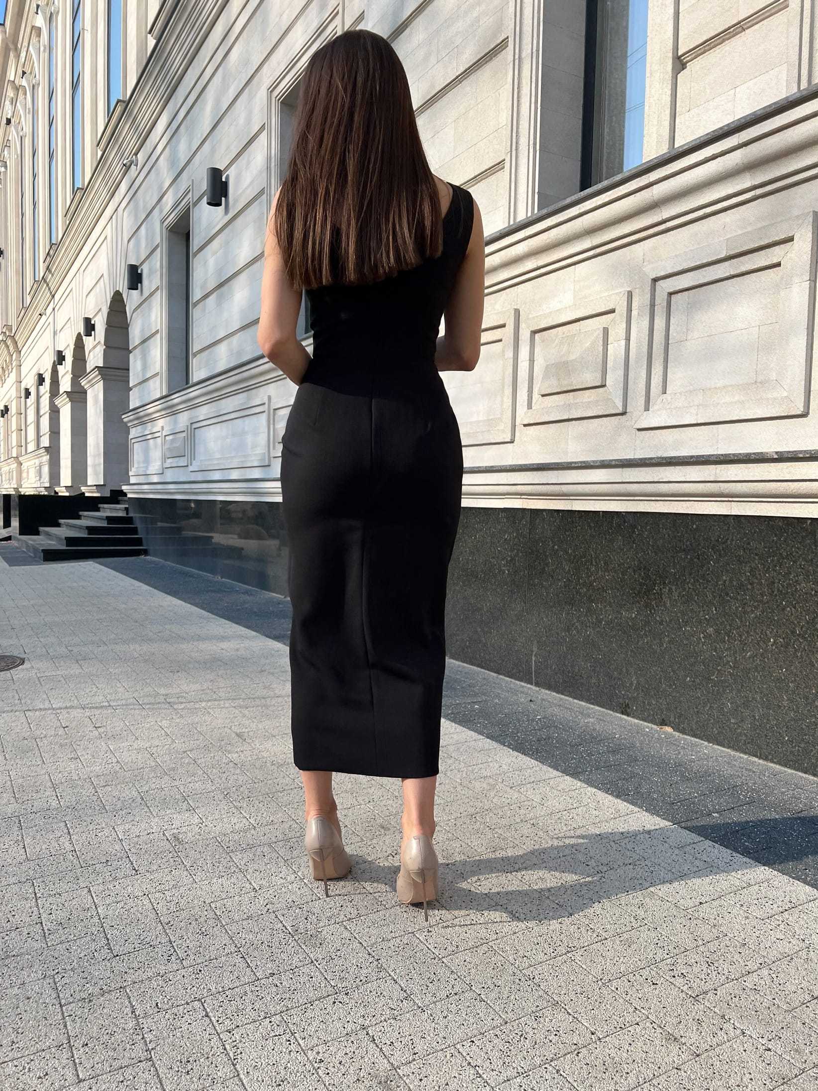 Rochie neagra cocktail fără mâneci cu slit și fermoar la spate, lungime 115 cm.