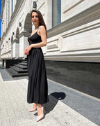 Rochie neagra cu slit și bretele, lungime 110 cm, captușeală interioară.