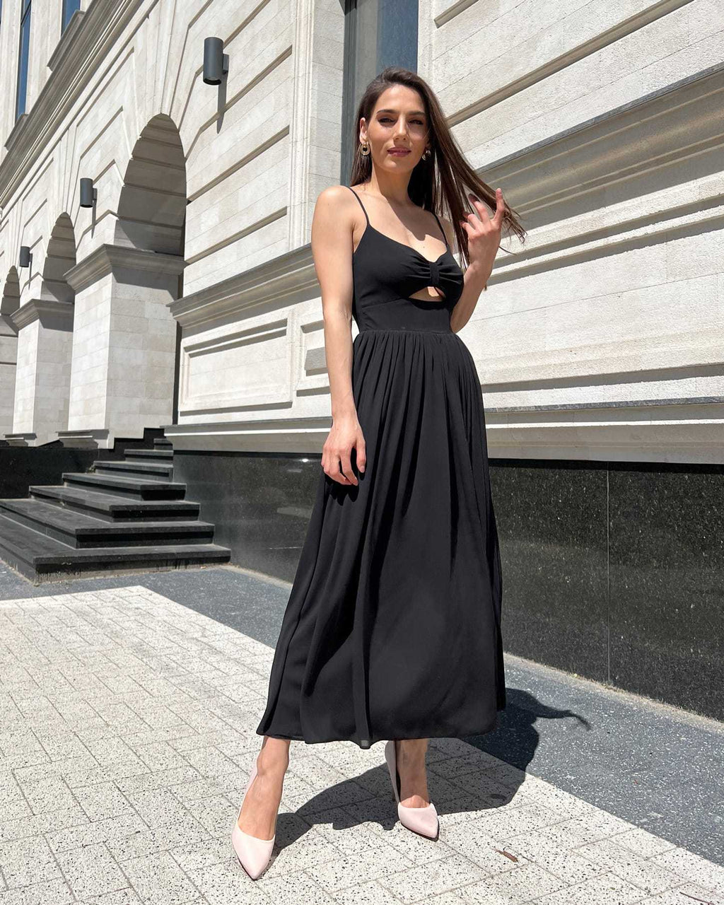 Rochie neagra cu slit și bretele, lungime 110 cm, captușită, cu fermoar la spate.