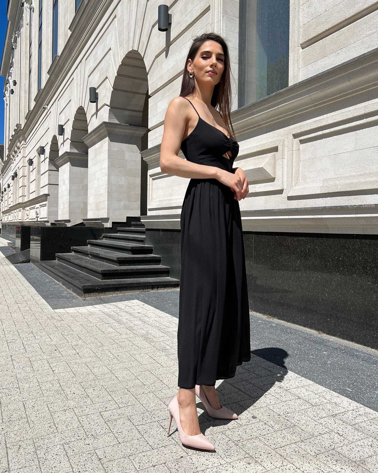 Rochie neagră cu bretele și slit, lungime 110 cm, model purtând mărimea XS.