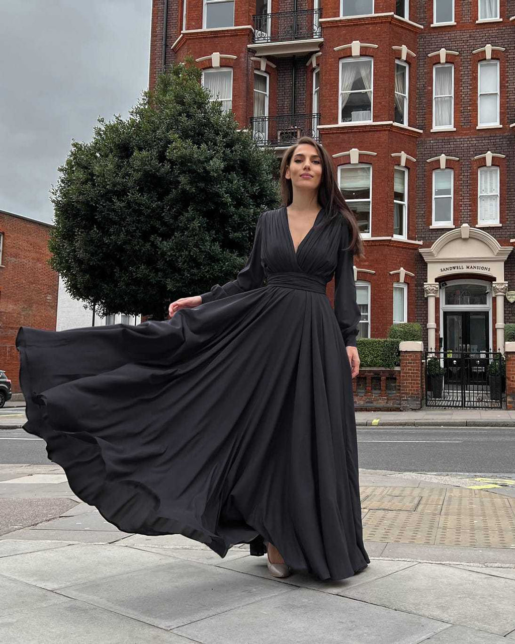 Rochie eleganta de seară lungă cu pliuri, decolteu în V și mânecă lungă.