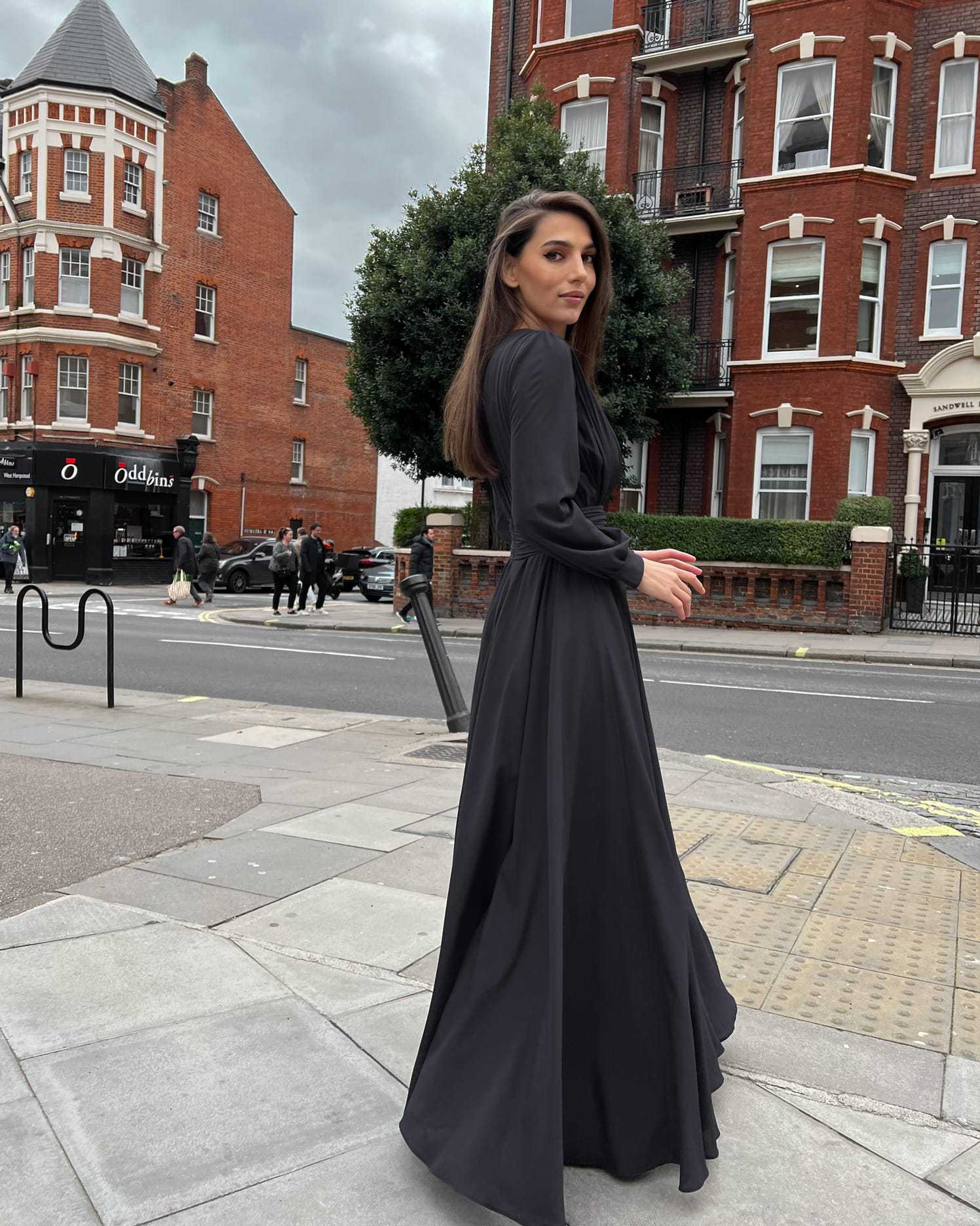 Rochie eleganta de seară lungă cu pliuri și decolteu V, mânecă lungă, țesătură crep chifon.