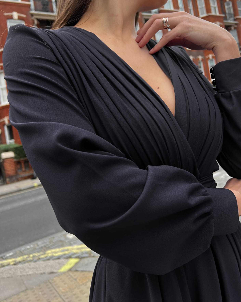 Rochie eleganta de seară lungă cu pliuri și decolteu în V, mâneci lungi.