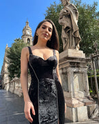 Rochie neagra din catifea cu bandă decorativă din pietre, decolteu și slit dublu.