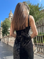 Rochie neagra din catifea cu detalii decorative din pietre, vedere din spate.