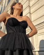 Rochie eleganta petrecere cu corset din dantelă, stil modern și sofisticat.