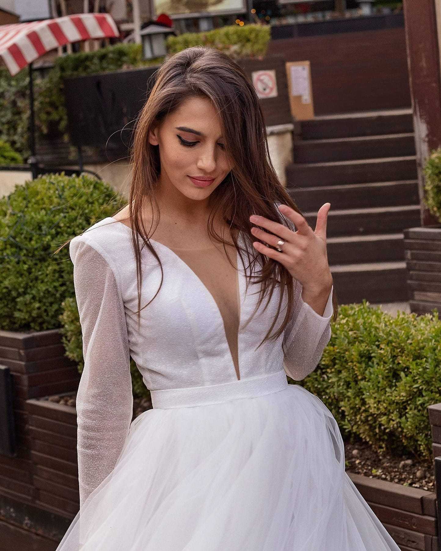 Rochie eleganta petrecere cununie civilă scurtă strălucitoare cu mâneci lungi din glitter și fustă din tull.