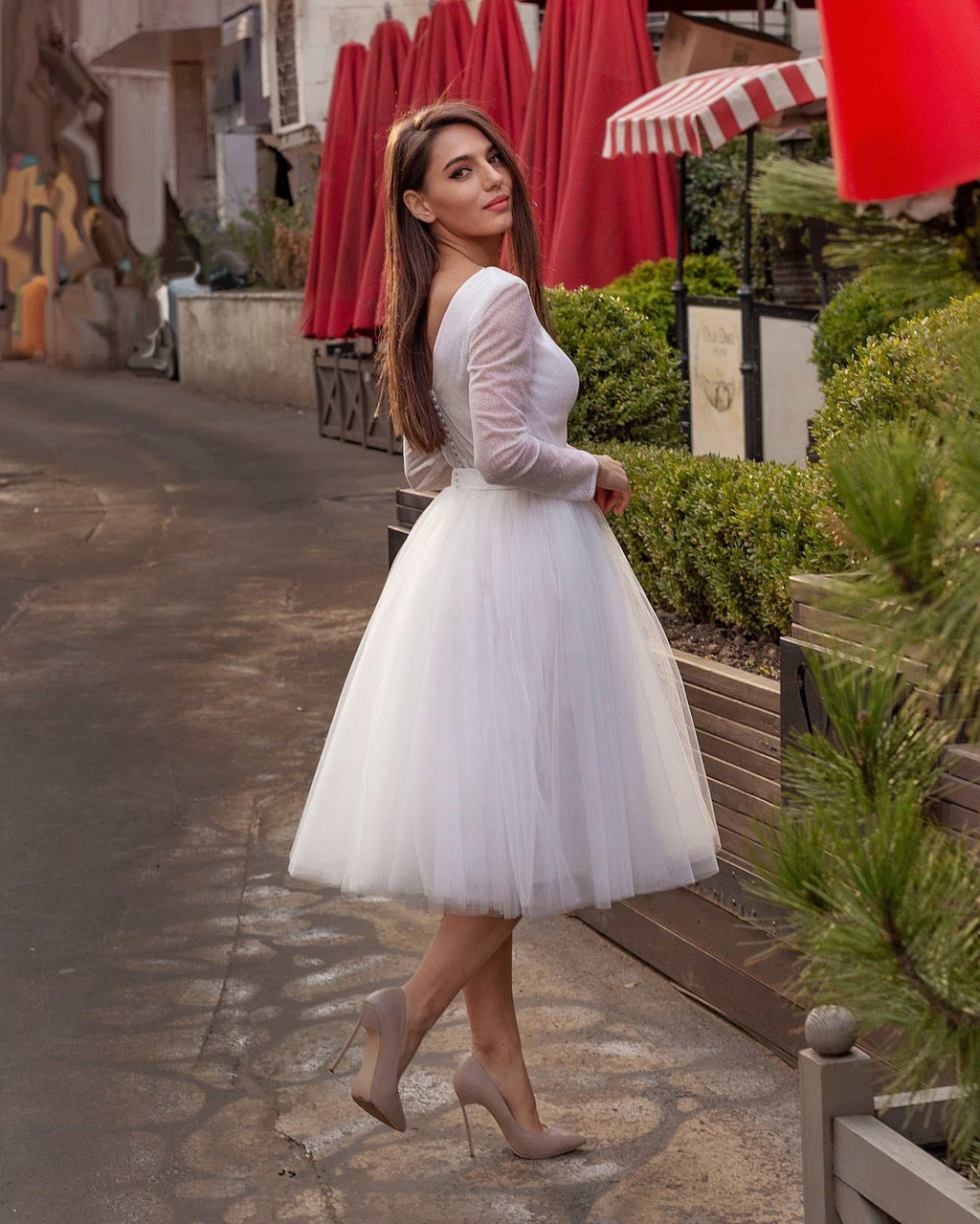 Rochie eleganta scurtă din glitter cu tul și mâneci lungi, pentru cununie civilă.